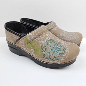 Dansko Womens Professional Clogs 36 Taupe Embroidered Floral Nubuck Leather NWOT